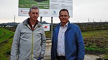Martin Feuerstein (links) und Stefan Einsiedler vom Bürgerverein Beuren wollen ihren fertigen Solarpark jetzt endlich in Betrieb nehmen ...