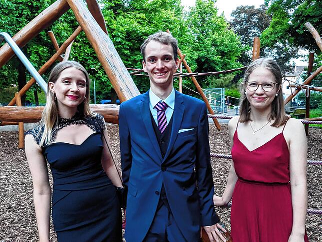 Ayana Heckel, Michael Gotzmann und Mirijam Lohwasser erreichten die Traumnote 1,0 (von links). Gotzmann ist mit 899 von 900 Punkten der ...