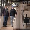 Architekt Tobias Jaklin (links) und Johannes von Bodman (rechts) freuen sich darüber, wie schön die neue Treppe geworden ist und wie gut ...