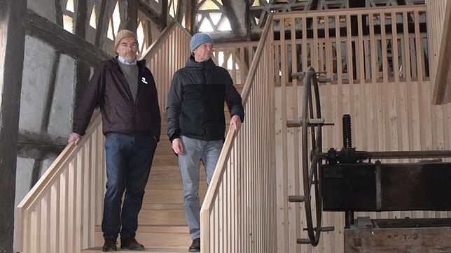 Architekt Tobias Jaklin (links) und Johannes von Bodman (rechts) freuen sich darüber, wie schön die neue Treppe geworden ist und wie gut ...