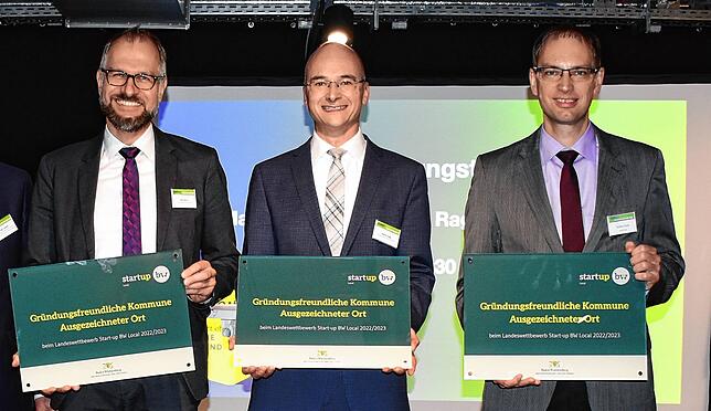Bürgermeister Ragg (Mitte) zusammen mit seinen Amtskollegen Ralf Ulbrich, Deißlingen (links) und Torben Dorn (Dauchingen) bei der ...