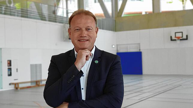 Überlingens Oberbürgermeister Jan Zeitler im neuen Sportzentrum der Stadt.