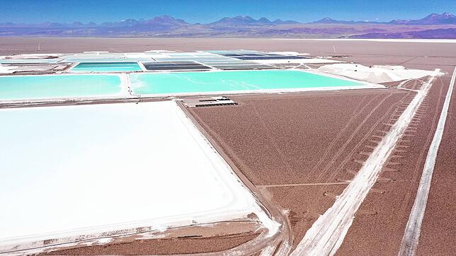 Blick über die Lithiumfelder in der chilenischen Atacama-Wüste: Die ohnehin schon trockene Region trocknet durch den Abbau des Rohstoffs ...
