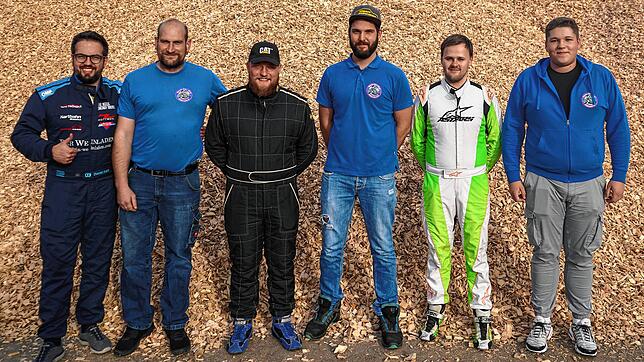 Die erfolgreichen Fahrer (von links) Daniel Kalt, Christian Burger, Marius Grambach, Markus Hilpert, Mike Anhalt, Christian Tröndle. ...