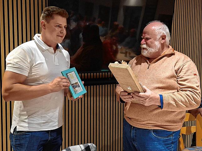Sein Stellvertreter Dominik Thoma, links, verabschiedet Joachim Bach aus seinem Amt als Vorsitzenden des Turnvereins.