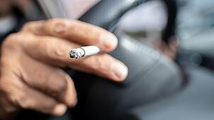 Im Auto ist die gesundheitliche Belastung durch das Passivrauchen besonders hoch. Mit einer Gesetzesänderung sollen minderjährige ...