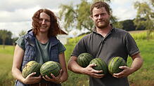 Jungbauern mit Charme und Melone: Michaela und Thomas Rösch aus Überlingen-Bambergen haben sich von der Milchviehwirtschaft getrennt und ...