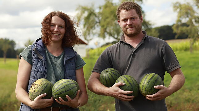 Jungbauern mit Charme und Melone: Michaela und Thomas Rösch aus Überlingen-Bambergen haben sich von der Milchviehwirtschaft getrennt und ...