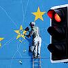 Das Brexit-Wandbild des Streetart-Künstlers Banksy zeigt einem Mann, der die EU-Flagge mit einem Hammer entfernt.