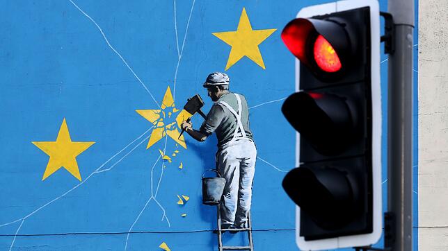 Das Brexit-Wandbild des Streetart-Künstlers Banksy zeigt einem Mann, der die EU-Flagge mit einem Hammer entfernt.