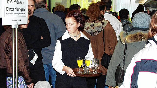 Großer Andrang: In der Sparkassen-Filiale in ad Säckingen gab es für die Kunden anlässlich der Euro-Einführung ein Glas Sekt (Archivbild ...