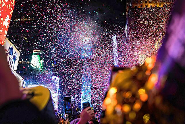 Der Times Square Silvesterball fällt während der Neujahrsfeier auf dem New Yorker Times Square.