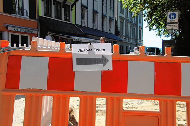 Bild 2: Radler müssen über die Promenade und absteigen: Baustelle in der Innenstadt sortiert Verkehr um