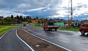 Drei Tage vor der Freigabe der „Müllstraße“ herrscht am Freitag noch immer Großbetrieb auf der Baustelle. Aber der reine Straßenbau ist ...
