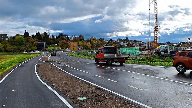 Drei Tage vor der Freigabe der „Müllstraße“ herrscht am Freitag noch immer Großbetrieb auf der Baustelle. Aber der reine Straßenbau ist ...