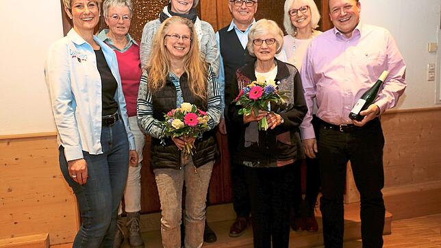 Die Vorsitzende Birgit Frank (von links) mit den gewählten und geehrten Mitgliedern: Anita Stifter, Doris Gerber, Sabine Heizmann, Ulli ...