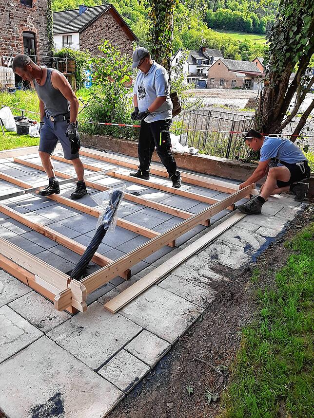 Der Aufbau des Gartenhauses beginnt.