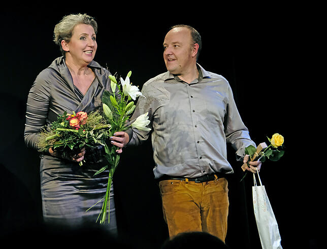 Birgit Nolte-Michel und Oliver Nolte freuen sich über das begeisterte Publikum, dass ihnen am Ende der Aufführung applaudiert.