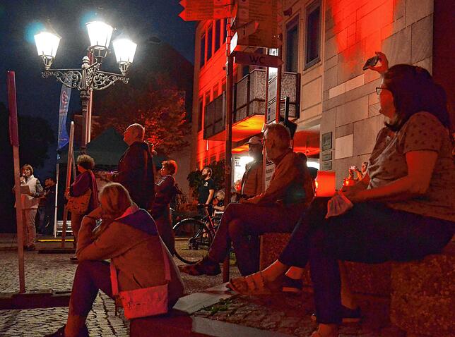 Publikum bei der &bdquo;Night of Light&ldquo; in der Marktstraße gegenüber der Kirche.