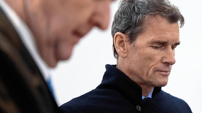 Der wegen Hausfriedensbruch und Sachbeschädigung angeklagte ehemalige Nationaltorwart Jens Lehmann (r) steht vor Prozessbeginn mit ...