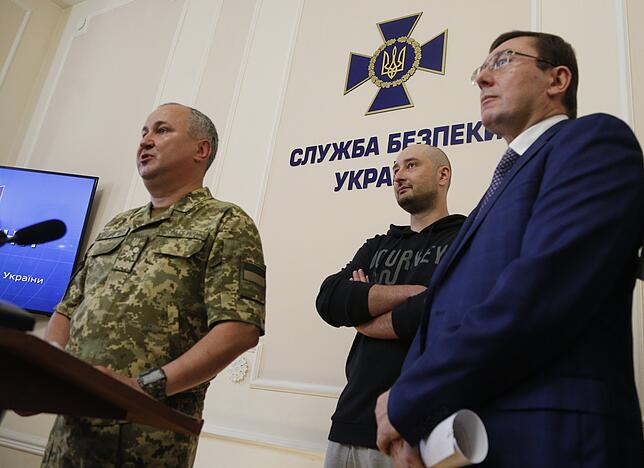 Der russische Journalist Arkadi Babtschenko (M), Wassili Grizak (l), Chef des ukrainischen Geheimdienstes SBU, und Jurij Luzenko, ...