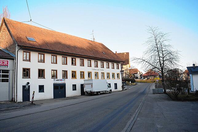Im Gasthaus &bdquo;Hirschen&ldquo; ist Restaurant und Café. Es wird seit zwei Jahren von Konrad Gabrysch geführt, der Gaststube und ...