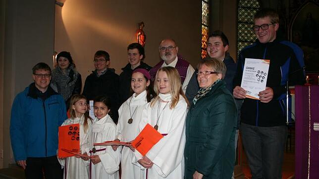 Ministranten-Verabschiedung und -Aufnahme in Illmensee im Dezember: von links, vordere Reihe: Pastoralassistent Johannes Schramm mit den ...