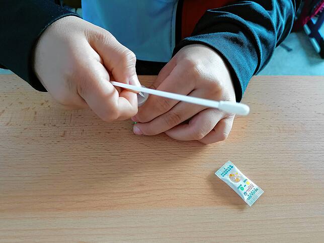Den Schnelltest nahmen die Schüler nach Anleitung selbst vor. Hier ein Bild aus der Werkrealschule von Montag. Bild: Konstantin Konegen