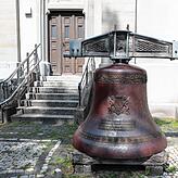 Diese Glocke liegt schon lange vor der Lutherkirche, weil sie aus statischen Gründen nicht mehr aufgehängt werden kann. Die Lutherkirche ...