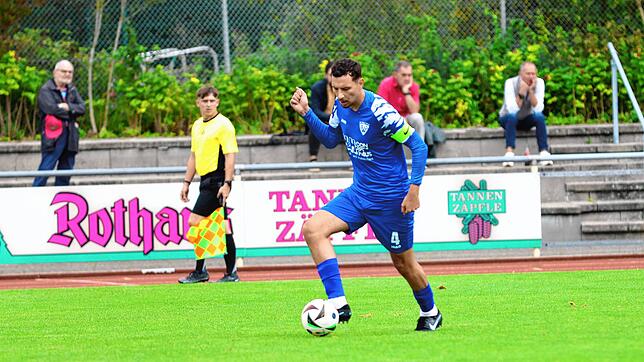 Weiter klettern: Nach dem Derbysieg beim FC Tiengen 08 wollen Kapitän David Groß und der SV Weil gegen den TuS Binzen den nächsten Sieg ...