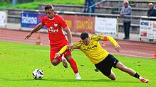 Nicht zu bremsen: Nexhdet Gusturanaj (links, gegen Kapitän Philipp Hohwieler) traf für den FC Tiengen 08 beim 2:0-Sieg gegen das ...