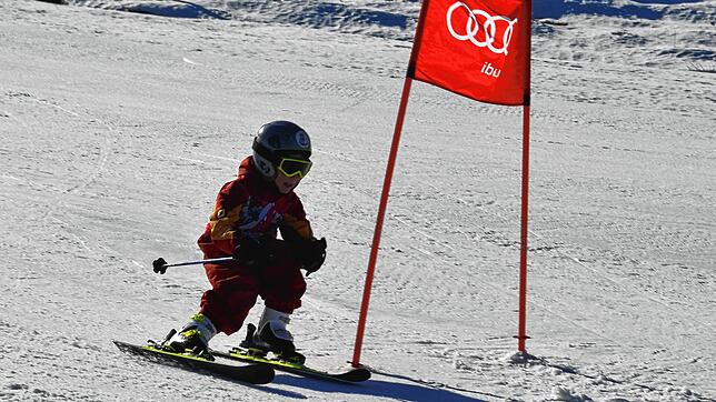 Mit viel Eifer und Spaß waren die Kinder beim Riesenslalom bei der Sache, für den einen oder anderen war es das erste Rennen überhaupt.