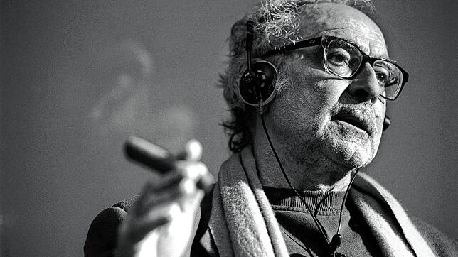 Jean-Luc Godard, französisch-schweizerischer Regisseur und Drehbuchautor, mit Kopfhörern und Zigarre während eines Filmvortrags an der ...
