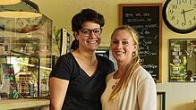 Aleyna Özkan (links) und Sandra Martin freuen sich auf die Zukunft mit ihrem Café Auszeit im Paradies.