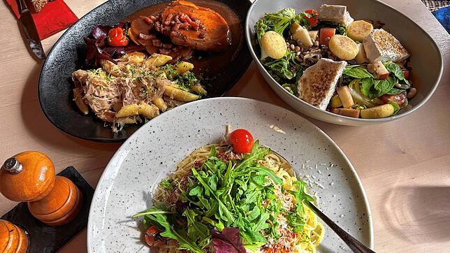 Pasta Bolognese, Wochensalat mit Ziegenkäse, Spanferkel-Rollbraten mit Schupfnudeln: Im Klosterwirt gibt es eine große Auswahl an ...