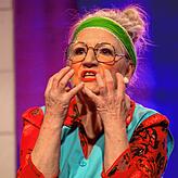 Michaela Bauer spielt mit Enthusiasmus.