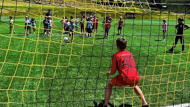 Das Elfmeterschießen findet beim Aktionstag viel Anklang und lockt zahlreiche Kinder an, die ihre Treffsicherheit ausprobieren wollen. ...