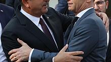 Der türkische Außenminister Mevlut Cavusoglu (links) begrüßt seinen deutschen Amtskollegen Heiko Maas in Ankara.