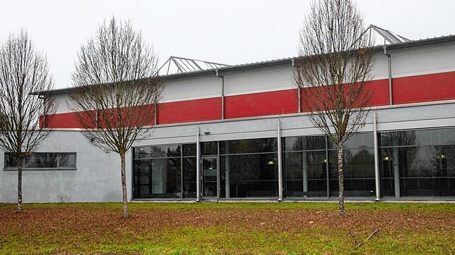 Das Flachdach der 2006 eingeweihten Eichbergsporthalle in Blumberg ist undicht. Für die Sanierung sind 20.000 Euro vorgesehen.
