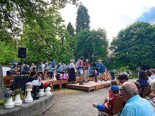 Beim Mögginger Dorffest sind fast alle Stühle besetzt bei der Aufführung des Singspiels &bdquo;De Bue und die Fischerin&ldquo;.