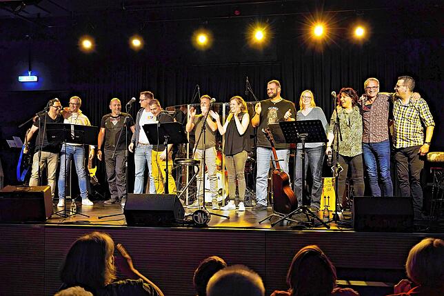 Beim Band-Projekt &bdquo;Ruhige Nummern und Duette&ldquo; im Klosterhof sind dabei, von links: Carsten Dörr (Gitarre, Gesang), Gerhard ...