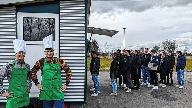 Ramon Arndt (von links) und Levin Grigore beim Arbeitseinsatz am neuen Grillwagen des FC Pfohren. Hinter der Türe befindet sich aber ...