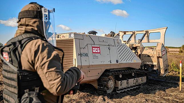 Ein Minenräumpanzer von GCS aus Stockach bei der Arbeit in der Ukraine. Weite Teile des Landes sind vermint.