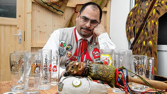 Keine Fasnacht, kein Narrenbier: Zunfmeister John Weber von der Gottmadinger Gerstensack-Zunft sitzt vor leeren Bierkrügen. Wegen der ...