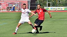 Nervenstark: Francesco Melina (rechts, gegen den Schönauer Johannes Walleser) verwandelte beim 4:3 des FC Hochrhein im Aufsteiger-Duell ...