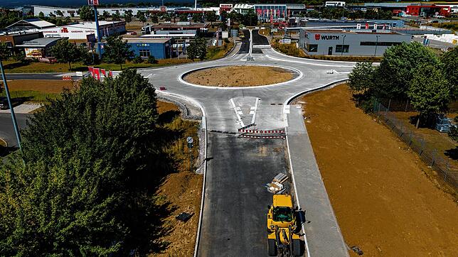 Die Hauptbaufirma macht Handwerkerferien. Daher sind derzeit weniger Arbeiter als sonst auf der Baustelle.