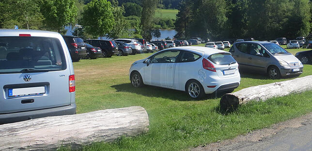 Wo sich eine Lücke auftut, wird geparkt. Auch wenn es nicht erlaubt ist. Beim Biotop am Kirnbergsee stellen Besucher ihr Auto im Sommer ...