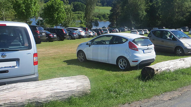 Wo sich eine Lücke auftut, wird geparkt. Auch wenn es nicht erlaubt ist. Beim Biotop am Kirnbergsee stellen Besucher ihr Auto im Sommer ...