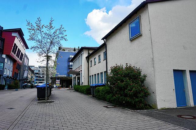 Wie geht&lsquo;s weiter mit dem alten Zollhaus (rechts) im Stadtzentrum? Hier die Ansicht von der südlichen Schanzstraße mit den Anbauten.
