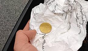 (Symbolbild) Geld für die Tonne? Oder Maßnahme zur Müllvermeidung? An der Frage, wie sinnvoll die Verpackungssteuer ist, scheiden sich ...